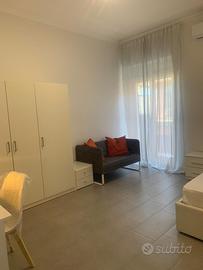 Camera singola ben arredata