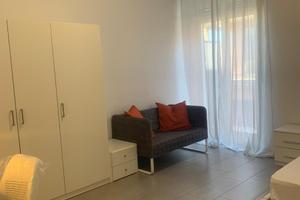 Camera singola ben arredata