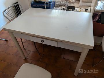 Tavolo allungabile e 4 sedie