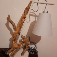 Lampada fatta a mano in legno.