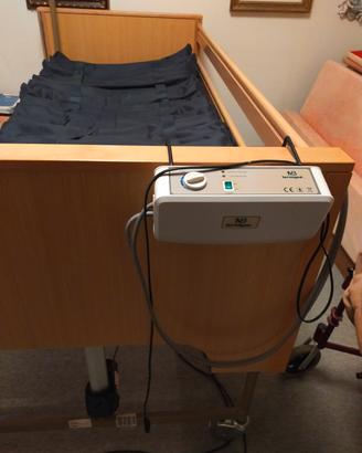 letto ospedaliero con materasso antidecubito