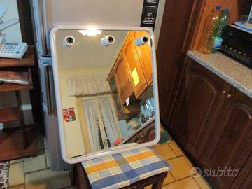 Specchio da bagno con cornice ed impianto per luci