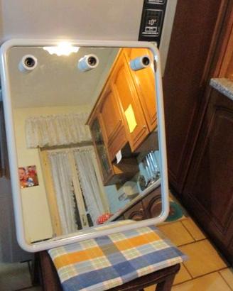Specchio da bagno con cornice ed impianto per luci