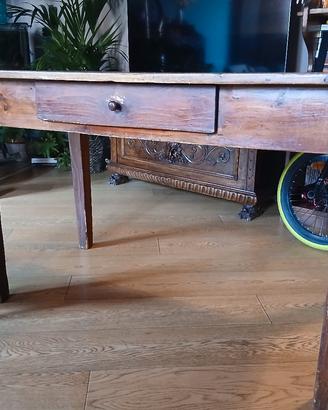 tavolo con cassetto 