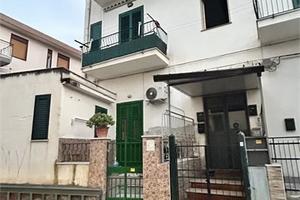 Zona Chiavelli - Piano rialzato con terrazzino