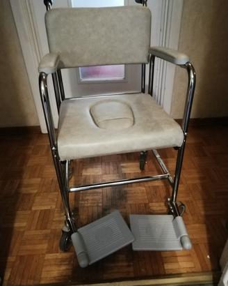 sedia "comoda" a rotelle per anziani 