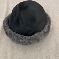 Cappello in tessuto con bordo in pelliccia vera