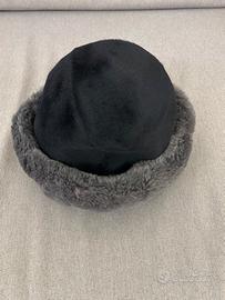 Cappello in tessuto con bordo in pelliccia vera