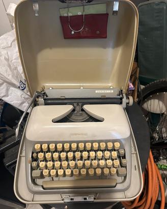 Macchina da scrivere Adler junior