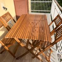 Tavolino da esterno con sedie pieghevoli