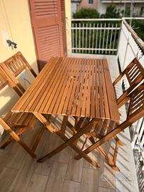Tavolino da esterno con sedie pieghevoli