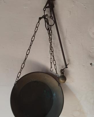 un'antica bilancia a stadera, 