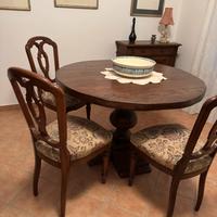 Tavolo massiccio in castagno  e n. 3 sedie