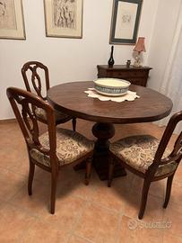 Tavolo massiccio in castagno  e n. 3 sedie