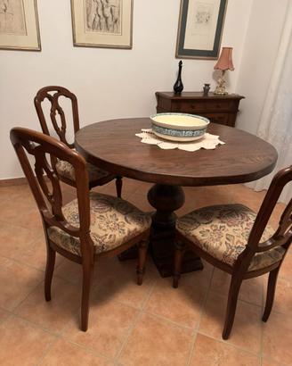 Tavolo massiccio in castagno  e n. 3 sedie