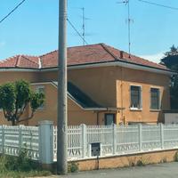 Stanza in villa a buscate libera subito