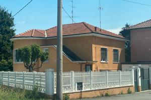 Stanza in villa a buscate libera subito