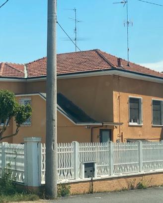 Stanza in villa a buscate libera subito