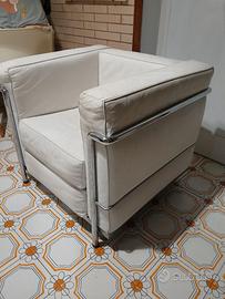 Poltrona LC2 in pelle bianca di Le Corbusier