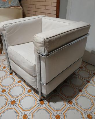Poltrona LC2 in pelle bianca di Le Corbusier
