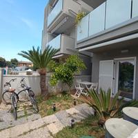 Sul lungomare piano terra con giardino