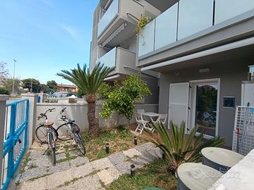 Sul lungomare piano terra con giardino