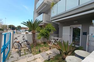 Sul lungomare piano terra con giardino