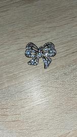 Spilla a forma di farfalla con  strass
