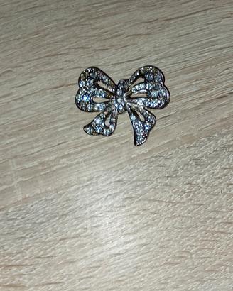 Spilla a forma di farfalla con  strass