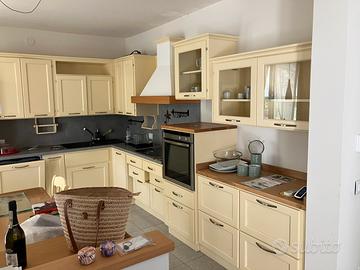 Cucina in legno laccato