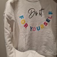 Felpa bianca con scritte colorate