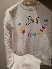 Felpa bianca con scritte colorate