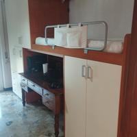 Cameretta con armadio e letto a soppalco 