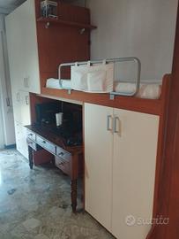 Cameretta con armadio e letto a soppalco 