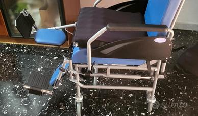 Sedia a rotelle "Komoda" con cuscino anticubito