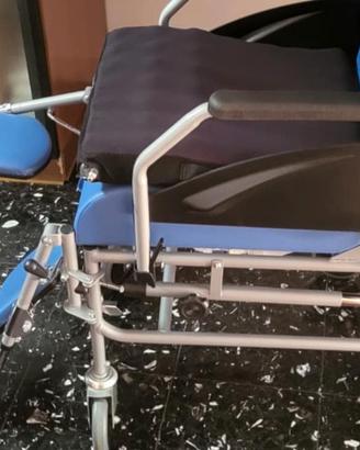 Sedia a rotelle "Komoda" con cuscino anticubito