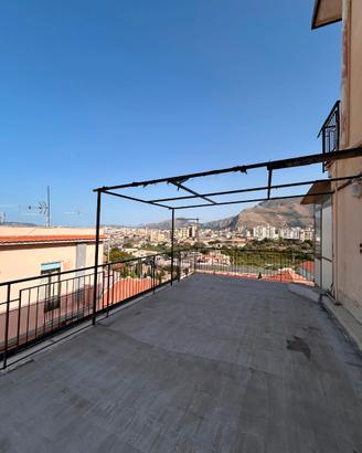 4 Vani con Ampio Terrazzo Pressi Oreto/Stazione