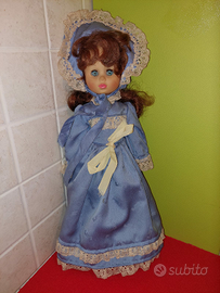 Bambola vintage in abito di raso e pizzo