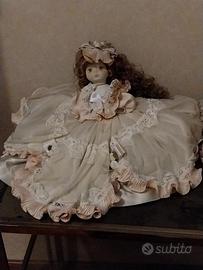 Vecchia bambola di porcellana