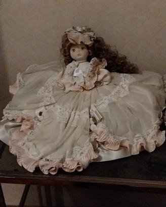 Vecchia bambola di porcellana