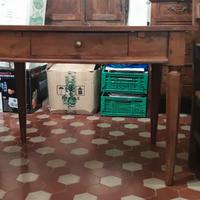 Tavolo rettangolare con cassetto