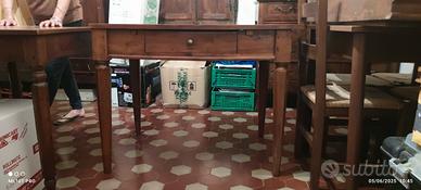 Tavolo rettangolare con cassetto