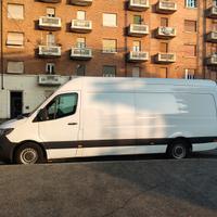 Autista con furgone maxi