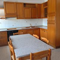 Cucina con tavolo e sedie