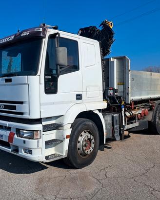 421-Iveco 240E38- 3assi- ribalt. trilat. + Gru Hia