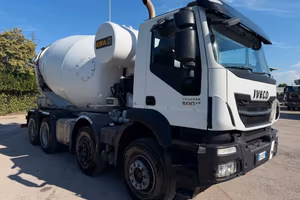IVECO TRAKKER 500 con betoniera CIFA