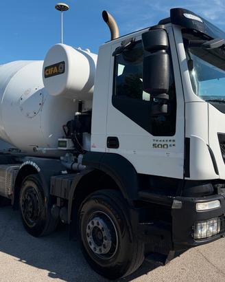 IVECO TRAKKER 500 con betoniera CIFA