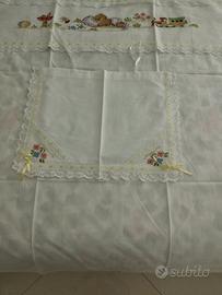 lenzuolino di cotone ricamato a punto croce 