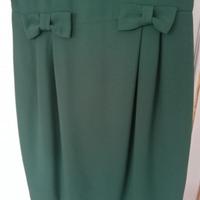 Particolare abito verde in crepes di seta