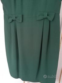 Particolare abito verde in crepes di seta